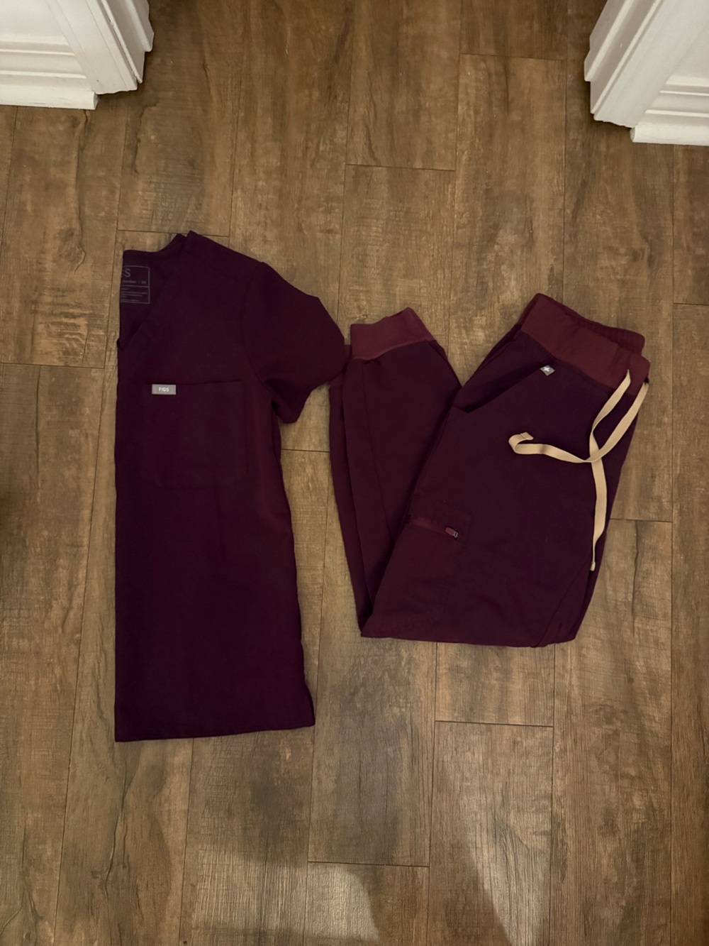 Figs deep purple scrub set